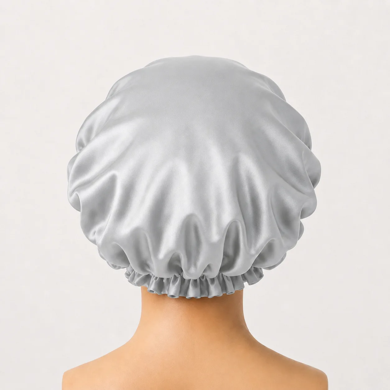 نمای پشت کلاه خواب ساتن طوسی روشن روی مانکن با کش چین‌دار در قسمت پایین