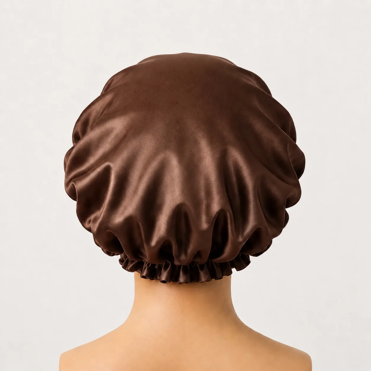 نمای پشت کلاه خواب ساتن شکلاتی روی مانکن با نمایش پوشش کامل مو و ساختار کش چین‌دار